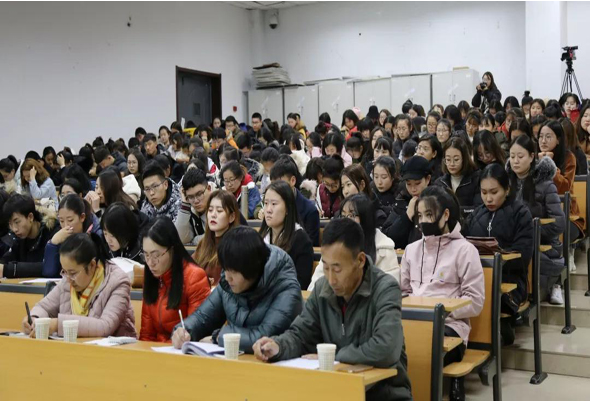 鸿德学院大学生党建教育座谈会