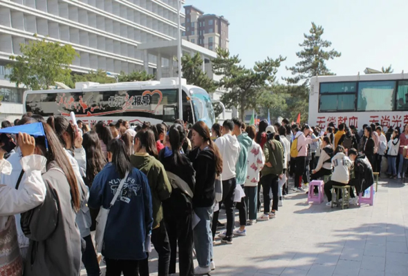 鸿德学院385名师生半日献血116600毫升