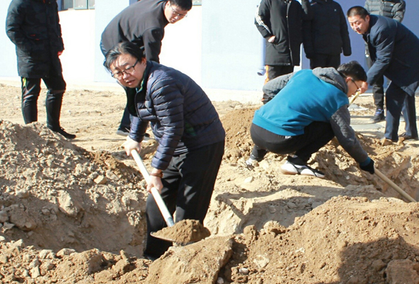 【周玉树院长带领师生挖树坑】大学生劳动教育如何开展？内师大鸿德学院做了一系列探索