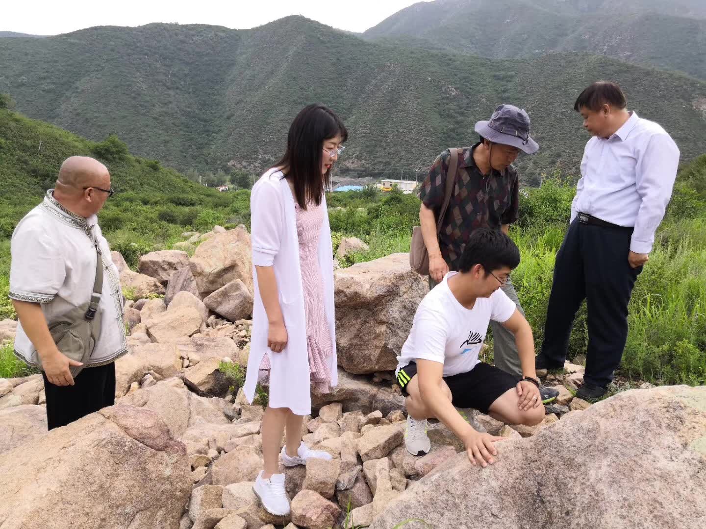 呼和浩特市市政协来内蒙古师范大学鸿德学院 中国北方岩画研究所调研